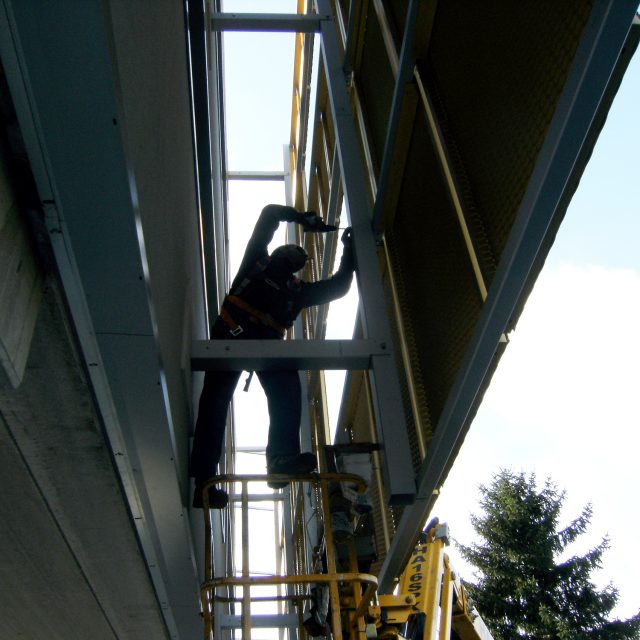 Rivestimento in lamiera stirata colore giallo oro con sottostruttura.