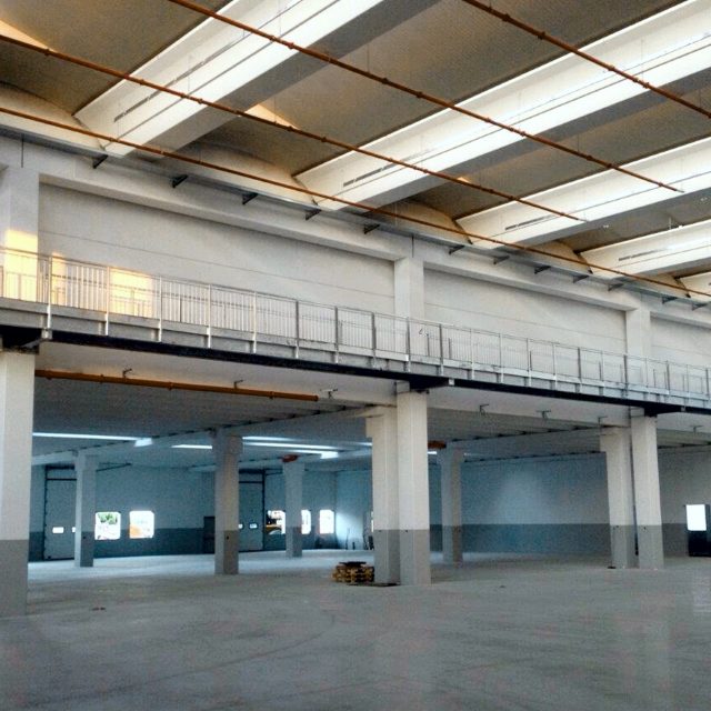 Passerella sospesa in acciaio di 36 x 1.30 mt. preassemblata in officina in tre tronconi.