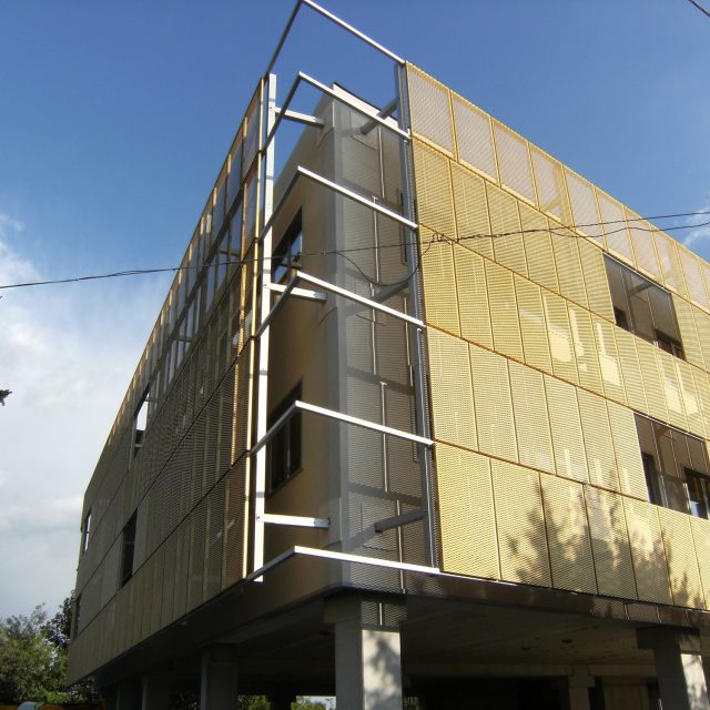 Rivestimento in lamiera stirata colore giallo oro con sottostruttura.
