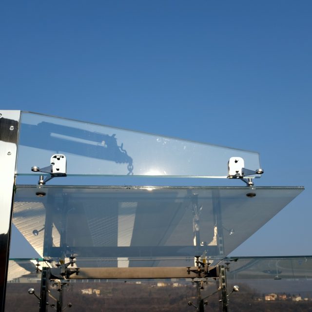 Cantilever roofs