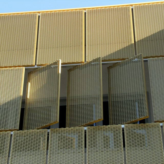 Rivestimento in rete stirata colore giallo oro: apribili motorizzati.