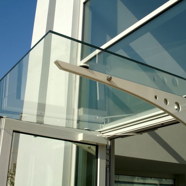 Cantilever roofs