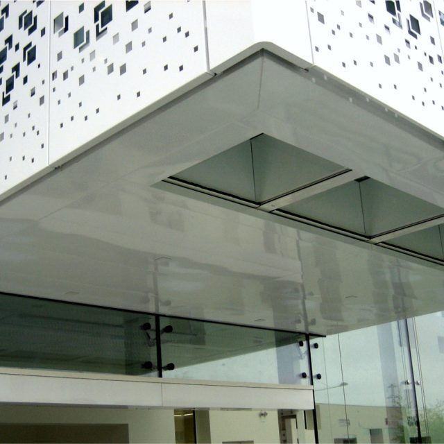 Dettaglio meeting room in lamiera forata su disegno.