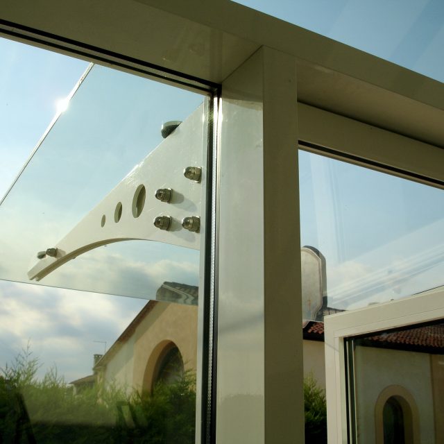 Cantilever roofs