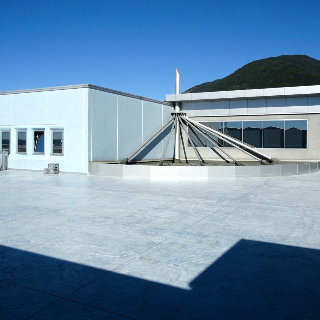 Passerella-copertura-terrazza in acciaio con parapetti in lamiera stirata: la terrazza.