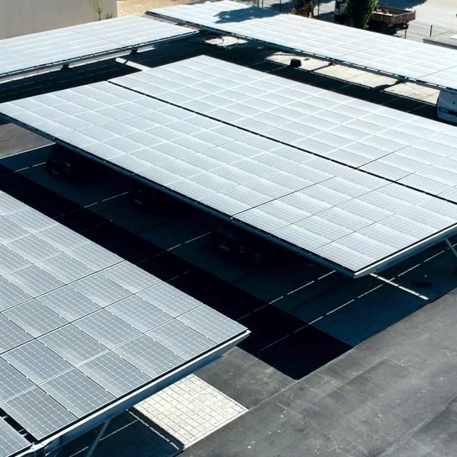 Parcheggio in carpenteria metallica con pannelli fotovoltaici.