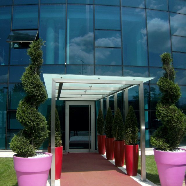 Cantilever roofs