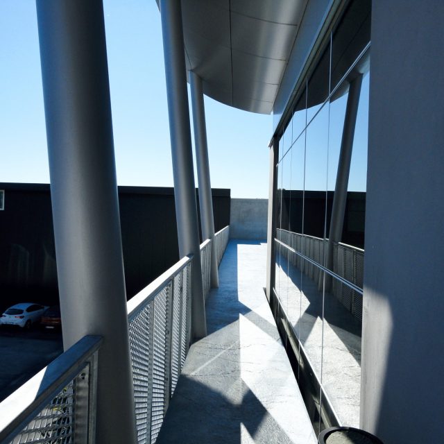 Passerella-copertura-terrazza in acciaio: il camminamento con parapetti in lamiera stirata.