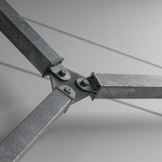 Magazzino in carpenteria metallica: dettaglio giunto triangolare.
