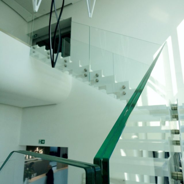 Parapetto in vetro di una scala su edificio industriale.