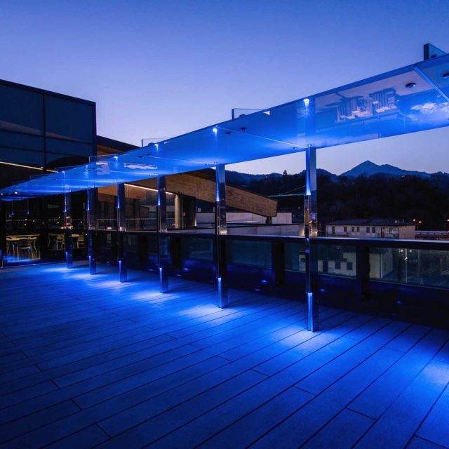 Cantilever roofs