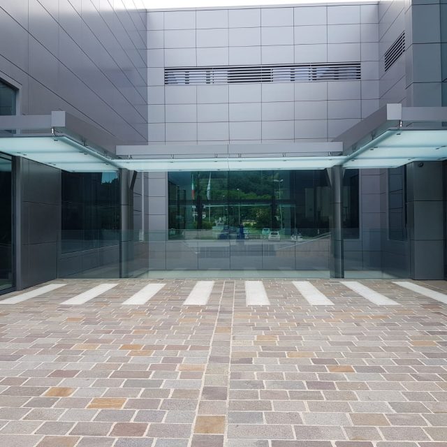 Cantilever roofs