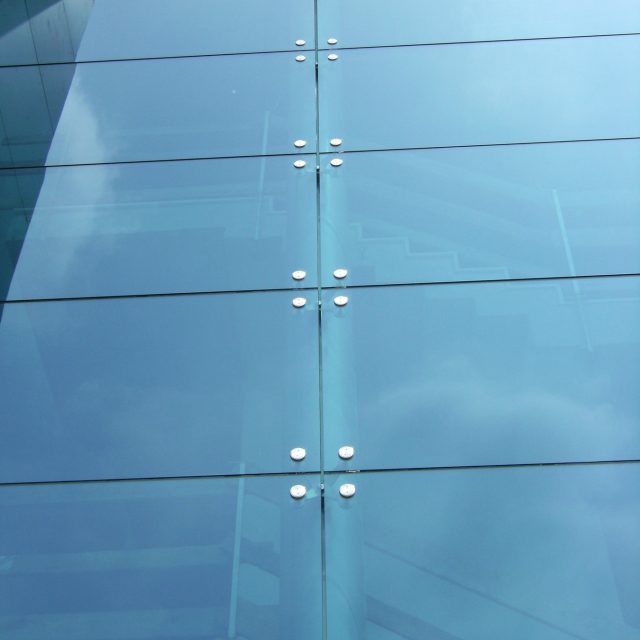 Point-fixed façades