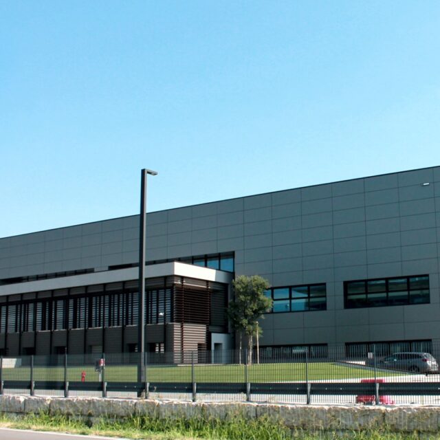 Fixed sunblinds on the facade