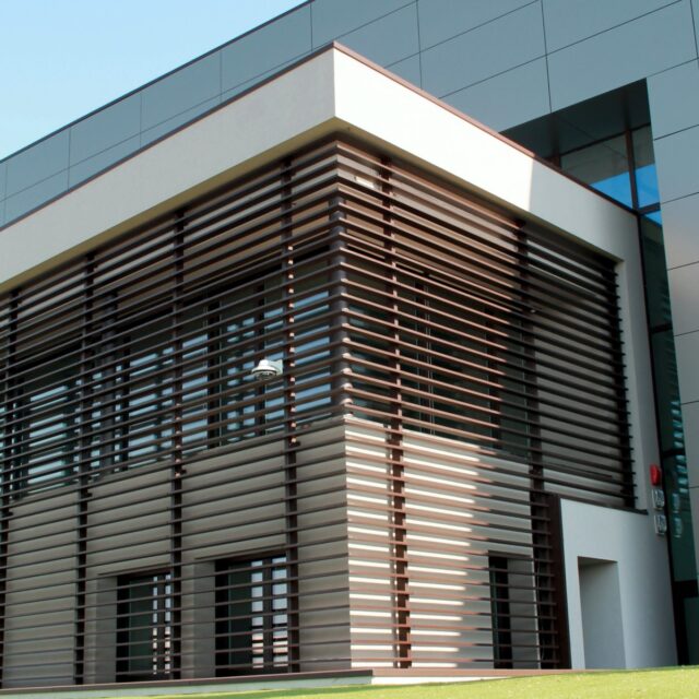 Fixed sunblinds on the facade