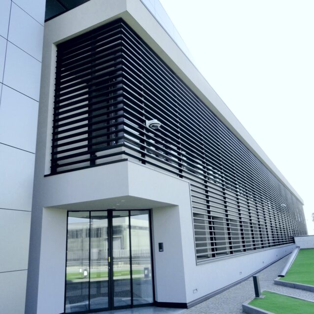Fixed sunblinds on the facade