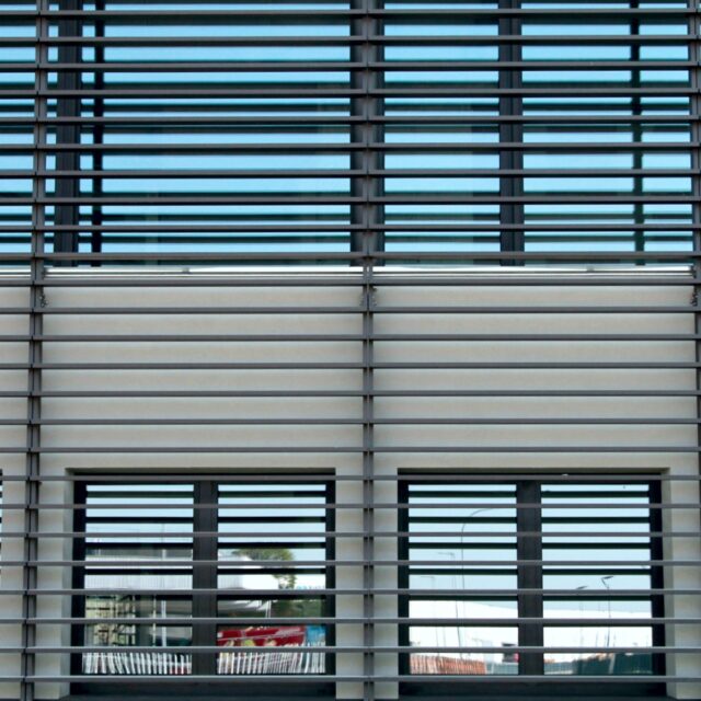 Fixed sunblinds on the facade