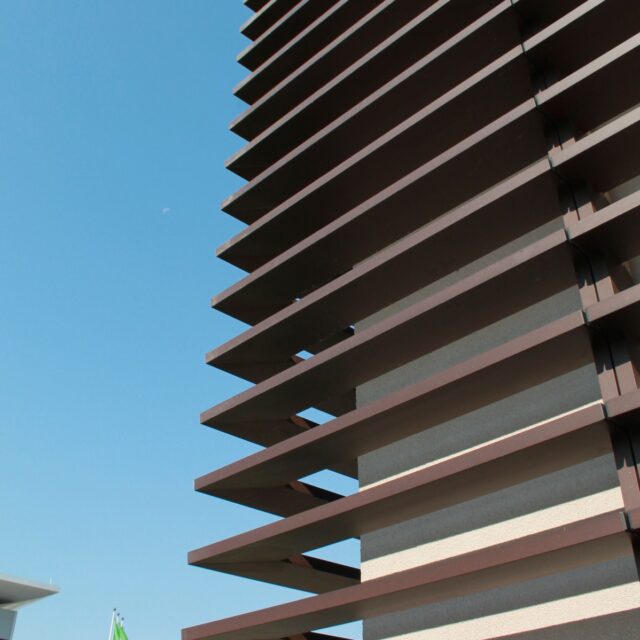 Fixed sunblinds on the facade