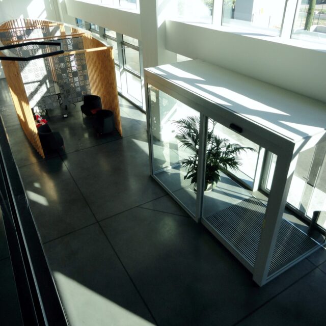Meeting room: montanti in alluminio 50x50 su pianta ellittica assiemati a pavimento tramite piatto d’acciaio e in alto con lastra in plexiglass 15 mm.
3 Tiranti di sicurezza a muro.