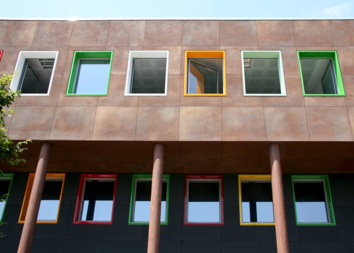 ogive, facciata, schuco, finestre colorate, serramenti, infissi, multicolore, aws 65